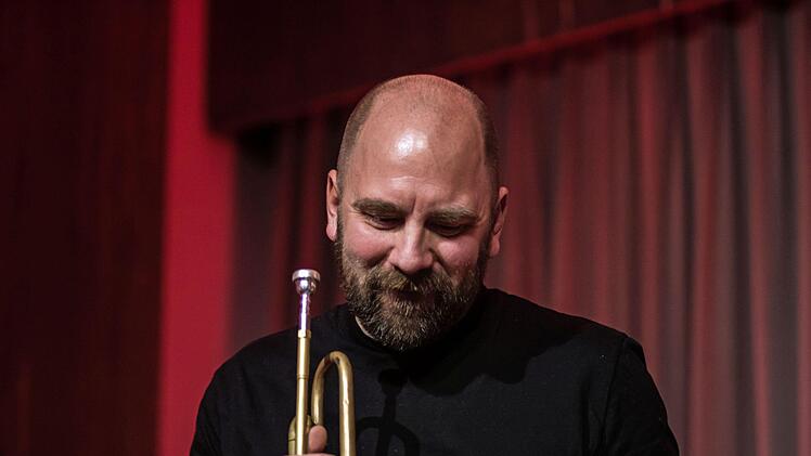 Bemerkenswert vielseitig: Sebastian Studnitzky beeindruckte als Trompeter, Pianist und Klangtüftler bei Leise am Markt in Coburg.Foto: Jochen Berger