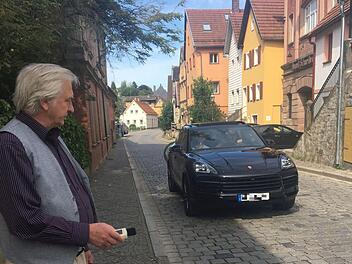 Mit seinem Schallmessgerät demonstriert Peter Bechler, wie laut die Autos auf dem Pflasterbelag im Spiegel sind. Bei Personenwagen liegt das Geräusch um 80 Dezibel. Lastwagen machen noch mal zehn Dezibel mehr Lärm.  Foto: Stephan Tiroch