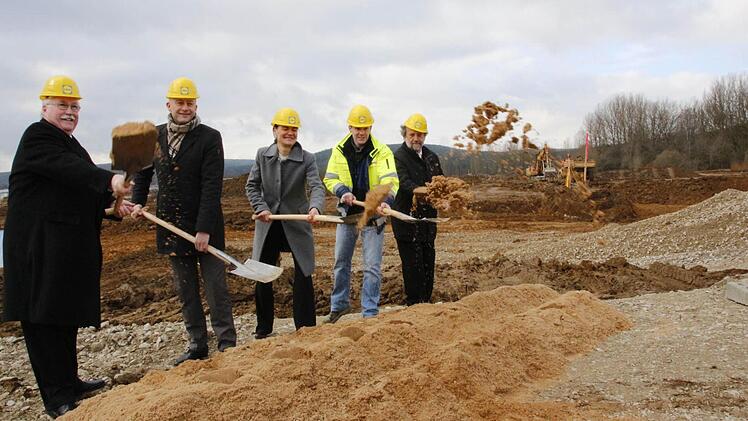 Der Discounter investiert in der Büg bei Eggolsheim einen zweistelligen Millionenbetrag in ein neues Lager. Regierungspräsident Wilhelm Wenning, Bürgermeister Claus Schwarzmann, Geschäftsführerin Tina Pfeiffer, Bauleiter Volker Gradl und Landrat Reinhardt Glauber (von links) griffen zur Schaufel. Foto: Josef Hofbauer