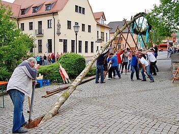 Das Dorf packt an, wenn der Maibaum aufgestellt wird. Foto: Sigismund von Dobschütz