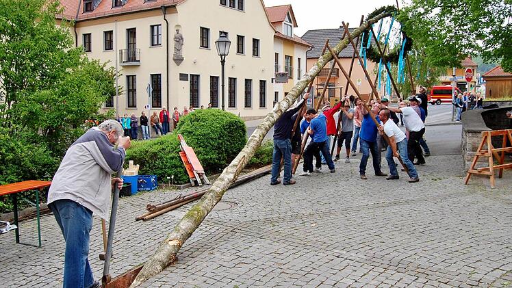 Das Dorf packt an, wenn der Maibaum aufgestellt wird. Foto: Sigismund von Dobschütz
