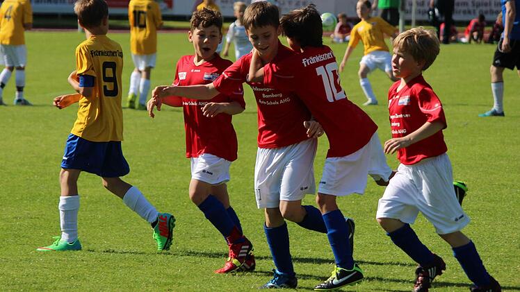 Kroatien (rote Trikots) jubelt nach dem zweiten Treffer gegen Brasilien. Foto: Martin Kreklau