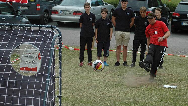 Torwandschießen der Saale-Zeitung bei der Mini-WM.