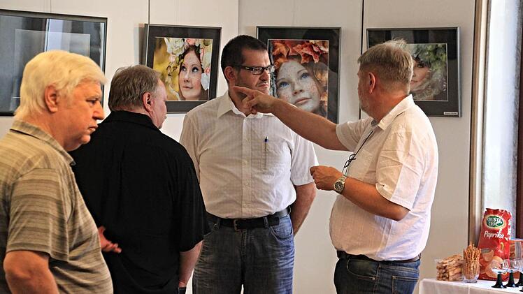 Foto-Creativ-Kreis-Vorsitzender Steffen Schanz (rechts) führte durch die Ausstellung. Foto: Helmut Will