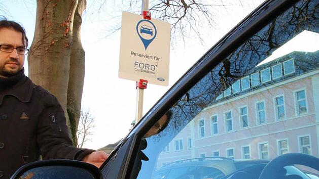 "Ka"-Standort in der Theresienstra&szlig;e. Der Nutzer h&auml;lt die Karte an die Windschutzscheibe... Fotos: Markus Klein