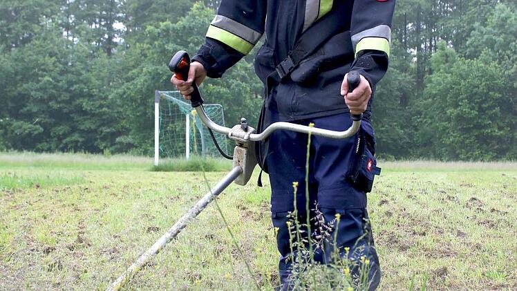 Allein mit schwerem Gerät: Benjamin Noll von der Freiwilligen Feuerwehr aus Zeil