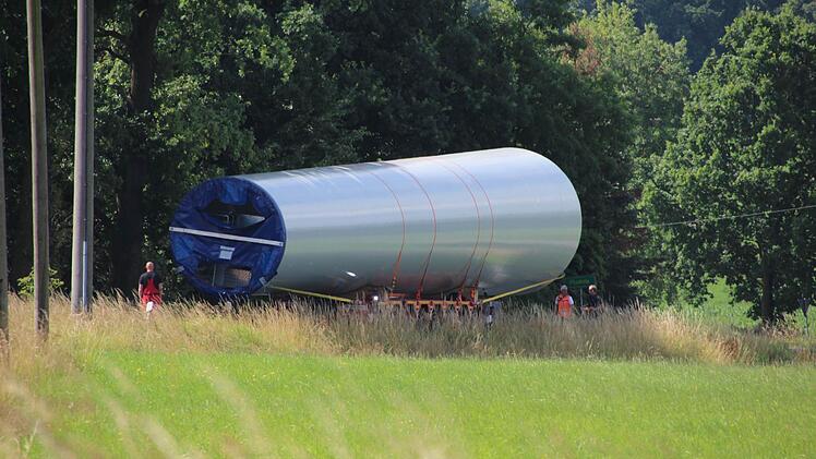 Der Schwertransport auf der Straße Foto: Friedwald Schedel