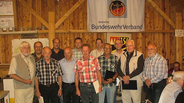 Die Geehrten mit dem Vorsitzenden Klaus Voshage und dem Bezirksvorsitzendem Frank Gotthardt (1. und 2. von links) Foto: Franz Herrler