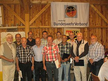 Die Geehrten mit dem Vorsitzenden Klaus Voshage und dem Bezirksvorsitzendem Frank Gotthardt (1. und 2. von links) Foto: Franz Herrler