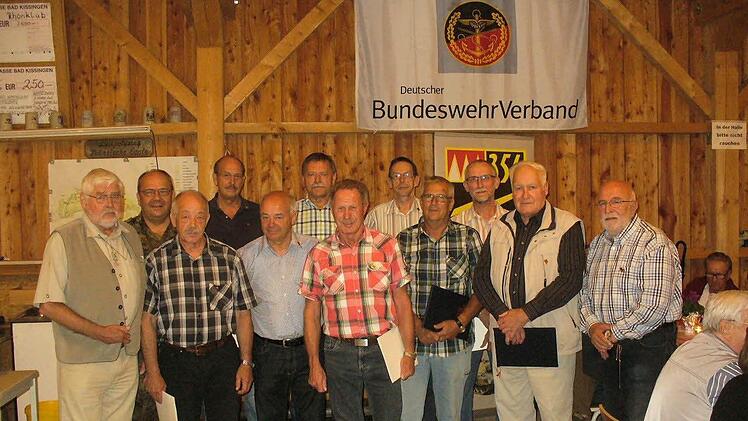 Die Geehrten mit dem Vorsitzenden Klaus Voshage und dem Bezirksvorsitzendem Frank Gotthardt (1. und 2. von links) Foto: Franz Herrler