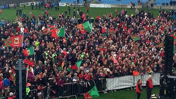 Das Mayo-Team, das sich tapfer geschlagen hat, wurde trotz allem ganz herzlich in Castlebar auf dem Sportplatz empfangen. Foto: privat