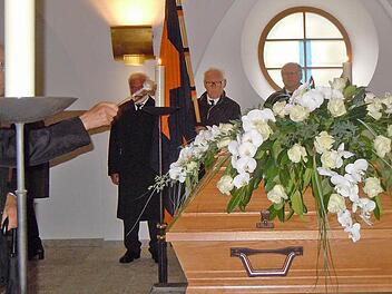 Der aufgebahrte Sarg des verstorbenen Augustinerpaters Edelbert Paul wurde eskortiert von einer Fahnenabordnung der Kolpingsfamilie Münnerstadt.  Foto: Anneliese Albert