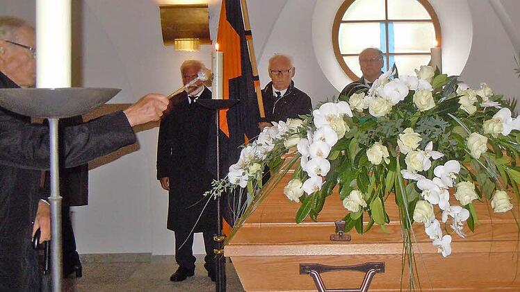 Der aufgebahrte Sarg des verstorbenen Augustinerpaters Edelbert Paul wurde eskortiert von einer Fahnenabordnung der Kolpingsfamilie Münnerstadt.  Foto: Anneliese Albert
