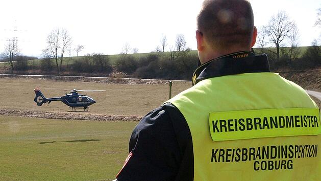Zu viel für eine Hand voll Ehrenamtliche: Großaktionen entlang der ICE-Neubaustrecke - wie diese Übung anfang März - überfordern die Führungskräfte der Feuerwehren im Coburger Land. Foto: Christoph Winter