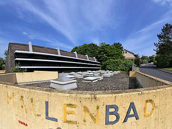 Abreißen oder das Hallenbad doch sanieren? Die Ergebnisse des  Vergleichsgutachtens werden im November dieses Jahres erwartet, so  Bürgermeister Helmut Blank in der Hauptversammlung des Bürgerbad-Vereins.  Foto: Dieter Britz