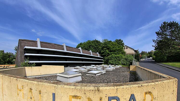 Abreißen oder das Hallenbad doch sanieren? Die Ergebnisse des  Vergleichsgutachtens werden im November dieses Jahres erwartet, so  Bürgermeister Helmut Blank in der Hauptversammlung des Bürgerbad-Vereins.  Foto: Dieter Britz