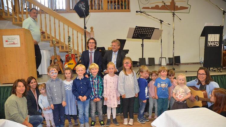 Mit einem Lied dankte der Kindergarten St. Katharina Neukenroth Gemeindereferent Matthias Beck. K.- H. Hofmann