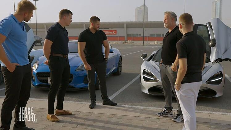 Reporter Jenke von Wilmdsorff (Zweiter von rechts) lässt sich von jungen Dubai-Auswanderern erklären, was sie mit ihren Millionen im Wüsten-Emirat anfangen.