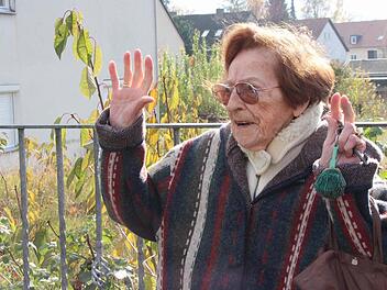 Die 92-jährige Margot Lubs wehrt sich gegen einen Umzug: "In meinem Alter ist das eine Zumutung." Das Haus, in dem sie wohnt (links) würde abgerissen, wenn der Investor seine Baupläne  auf dem Gelände des  ehemalige evangelischen  Kindergartens (im Hintergrund) verwirklicht.