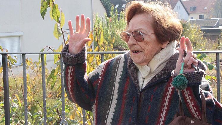 Die 92-jährige Margot Lubs wehrt sich gegen einen Umzug: "In meinem Alter ist das eine Zumutung." Das Haus, in dem sie wohnt (links) würde abgerissen, wenn der Investor seine Baupläne  auf dem Gelände des  ehemalige evangelischen  Kindergartens (im Hintergrund) verwirklicht.