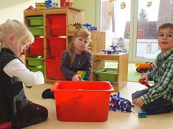 Annika, Anna und Julian (von links) spielen in der Kindertagesstätte St. Martin in Lauter. Fotos: Björn Hein