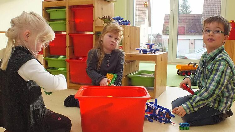 Annika, Anna und Julian (von links) spielen in der Kindertagesstätte St. Martin in Lauter. Fotos: Björn Hein