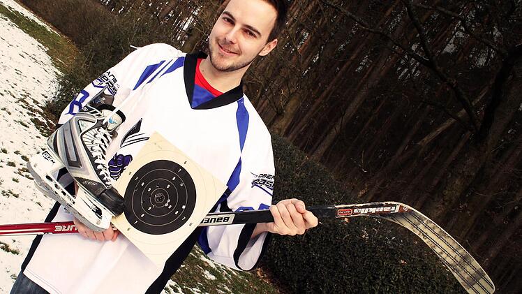 Sebastian Rausch beweist Treffsicherheit - mit dem Eishockey-Schläger genauso wie mit dem Luftgewehr.