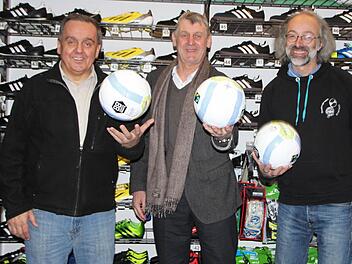 Da blitzt der Schuljunge aus den Augen: Alfred Kötzner, Jürgen Pfister und Dirk Hönerlage freuen sich sichtlich auf das Turnier. Foto: Ulrike Müller