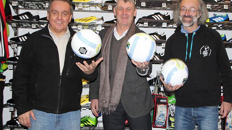 Da blitzt der Schuljunge aus den Augen: Alfred Kötzner, Jürgen Pfister und Dirk Hönerlage freuen sich sichtlich auf das Turnier. Foto: Ulrike Müller