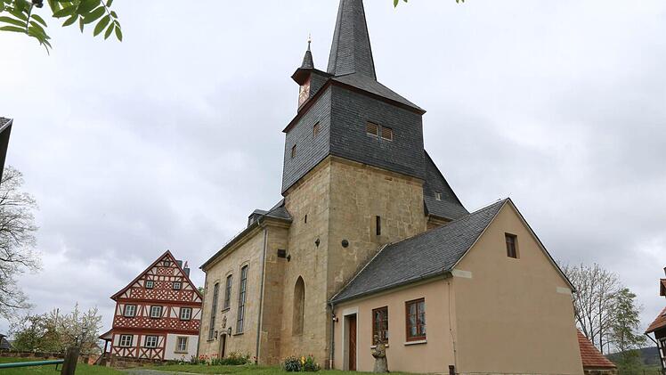 Mittelpunkt von Gärtenroth: die Kirche und das jüngst aufwendig renovierte Fachwerk-Pfarrrhaus von 1707.