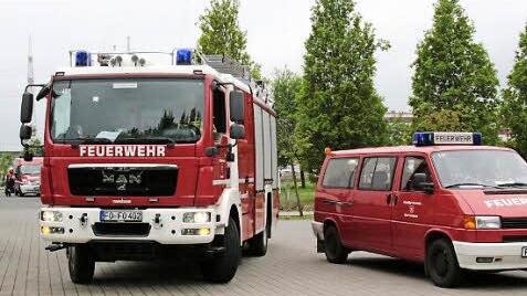 und Feuerwehr und Polizei sperrten die Straße ab. Foto: Josef Hofbauer