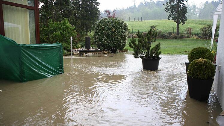 Starkregen führte am 26. April in Mistelfeld zu Überschwemmungen wie hier in einem Garten. Archivbild: Stefan Johannes.