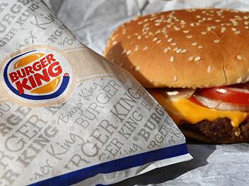 Fast-Food-Riese Burger King testet derzeit einen Lieferservice in Deutschland und Österreich. Foto: Karl-Josef Hildenbrand/dpa