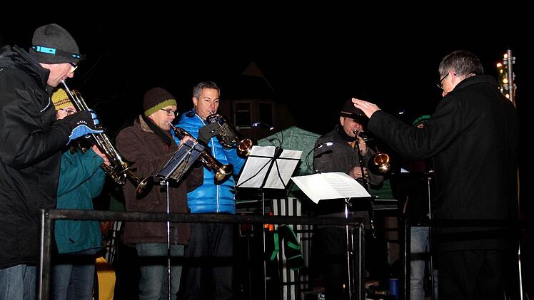 Der Neuhauser Posaunenchor stimmt ein.