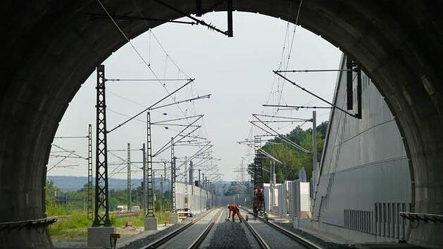 Blick in den "Neuen Burgbergtunnel" bei Erlangen. Am Montag soll hier der erste Zug durchrollen. Foto: Deutsche Bahn AG