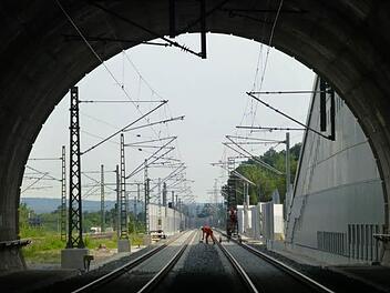 Blick in den "Neuen Burgbergtunnel" bei Erlangen. Am Montag soll hier der erste Zug durchrollen. Foto: Deutsche Bahn AG