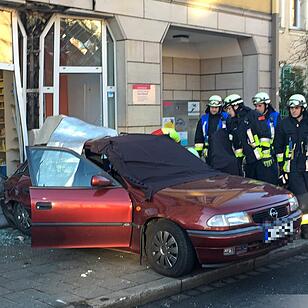 Auto kracht rückwärts in Reformhaus
