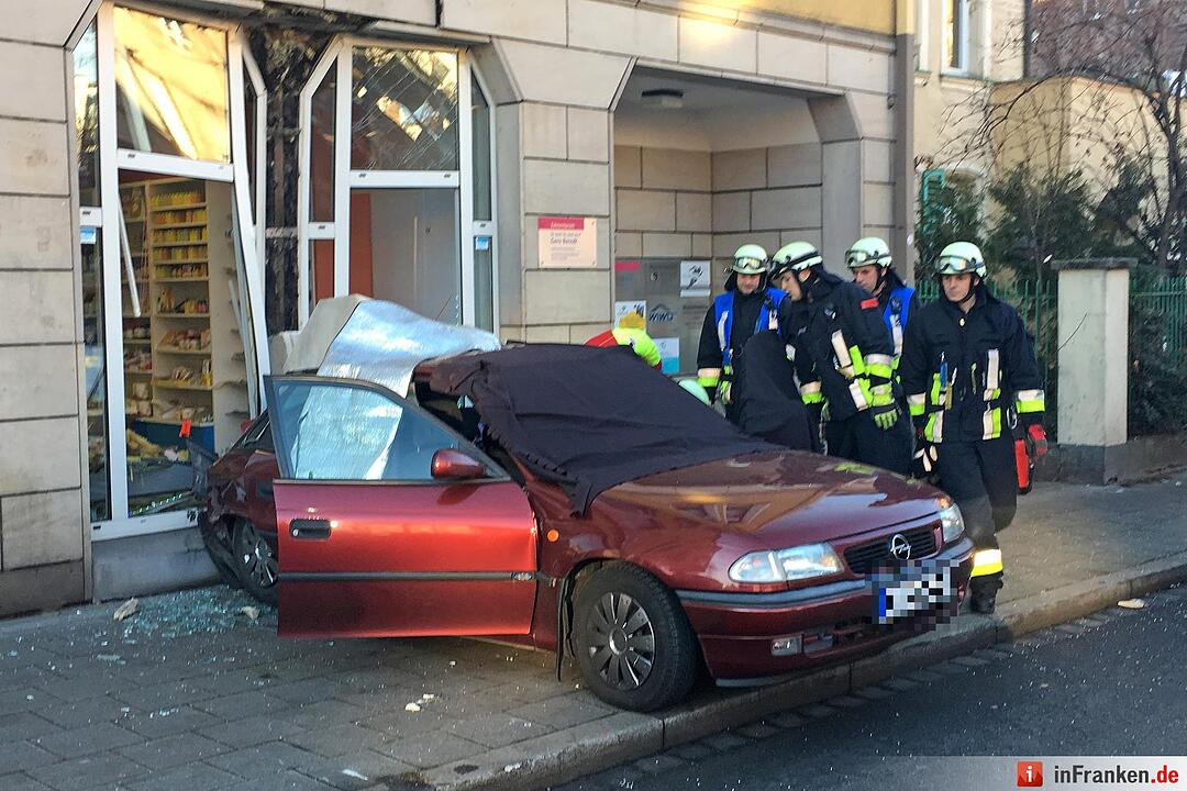 Auto kracht rückwärts in Reformhaus