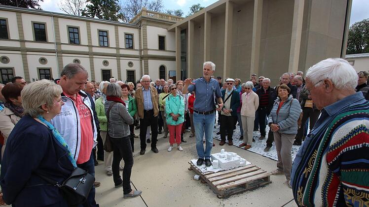 Leitender Baudirektor Erwin Full (Mitte), im staatlichen Bauamt Schweinfurt zuständig für die Staatsbäder im Landkreis, erläuterte dem Besuchern die Baumaßnahmen. Der fast futuristisch wirkende Anbau im Hintergrund dient für Archiv und Technik.
