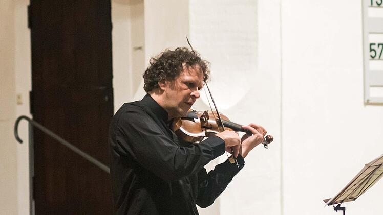 Die Coburger Bachnacht unter der Leitung von Peter Stenglein lockte zahlreiche Zuhörer an mit ihrem vielseitigen Programm. Als Solist auf der Geige beinedruckte Konzertmeister Martin Jopp. Foto: Jochen Berger