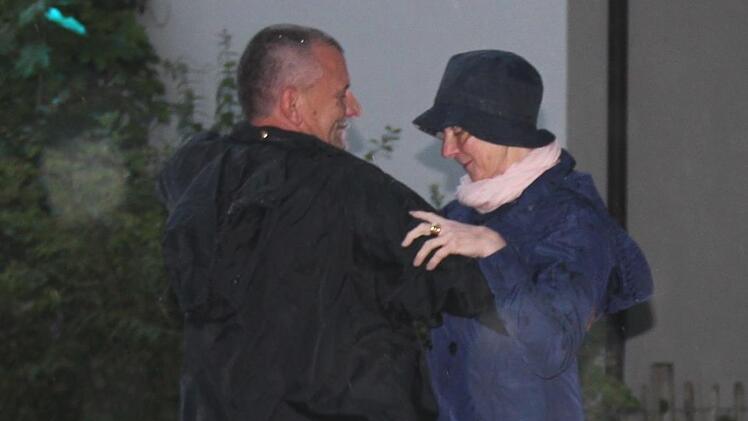 Dieses Paar aus der italienischen Partnergemeinde konnte der Regen nicht vom Tanzen abhalten. Foto: Johanna Blum
