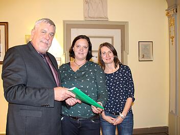 Stellvertretend für die Elterninitiative, die einen Schulbus von Beiersdorf an die Heimatringschule fordert, überreichten Carmen Förtsch und Helene Kipke im Rahmen der  der Stadtratssitzung 1475 Unterschriften an Oberbürgermeister Norbert Tessmer.Christiane Lehmann