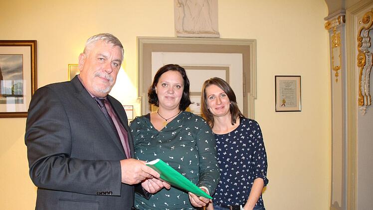 Stellvertretend für die Elterninitiative, die einen Schulbus von Beiersdorf an die Heimatringschule fordert, überreichten Carmen Förtsch und Helene Kipke im Rahmen der  der Stadtratssitzung 1475 Unterschriften an Oberbürgermeister Norbert Tessmer.Christiane Lehmann