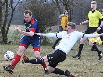 Der Einsatz stimmt beim TSV Rannungen um Michael Röder (links), aber Zählbares sprang gegen den TSV Gochsheim nicht heraus.Hopf