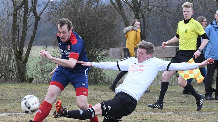 Der Einsatz stimmt beim TSV Rannungen um Michael Röder (links), aber Zählbares sprang gegen den TSV Gochsheim nicht heraus.Hopf