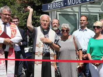 Pfarrvikar Karl Ebner verteilt Weihwasser auf dem neuen Parkplatz am Georgi-Park in Bad Brückenau. Foto: Ulrike Müller