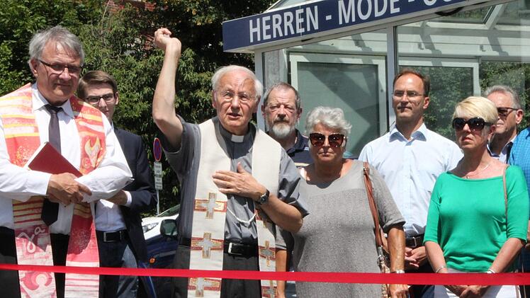 Pfarrvikar Karl Ebner verteilt Weihwasser auf dem neuen Parkplatz am Georgi-Park in Bad Brückenau. Foto: Ulrike Müller