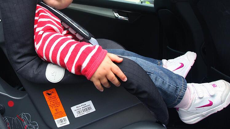 Bei einem Unfall in Mittelfranken wurde frisches Blut an einem Kindersitz gefunden - allerdings kein Kind. Symbolfoto: Frank May, dpa