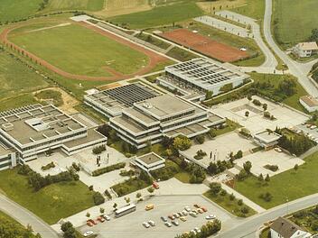 Das Gymnasium (Mitte) samt Sporthalle (rechts hinten) und Hauptschule (links), heute Mittelschule, Ende der 1970er Jahre.  Foto: Archiv