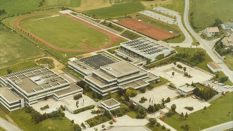 Das Gymnasium (Mitte) samt Sporthalle (rechts hinten) und Hauptschule (links), heute Mittelschule, Ende der 1970er Jahre.  Foto: Archiv